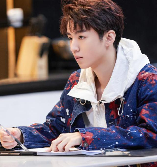 王俊凯@求王俊凯别穿阔腿裤了,腿型超直没一丝赘肉,看到最后男生都羡慕了!