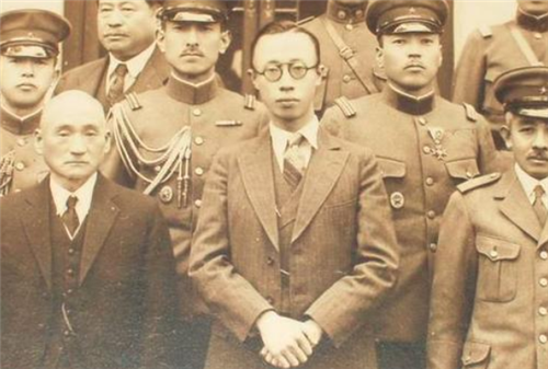 齐国|溥仪娶了五位妻子，为何没有留下子嗣？你看小时候宫女对他做了啥