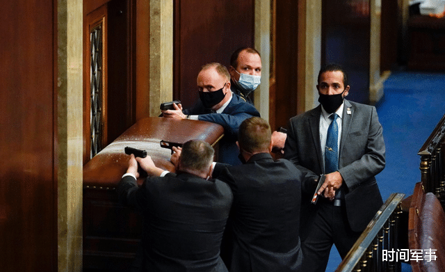 美國國會門前豎起絞刑架，議員戴頭罩趁亂逃跑，特工拔槍緊守大門-圖3