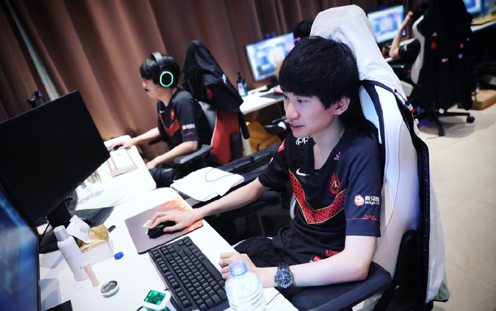 【金泰相】LOL：FPX惨败另有隐情？Doinb赛前直播嘲讽：FMVP是买来的？