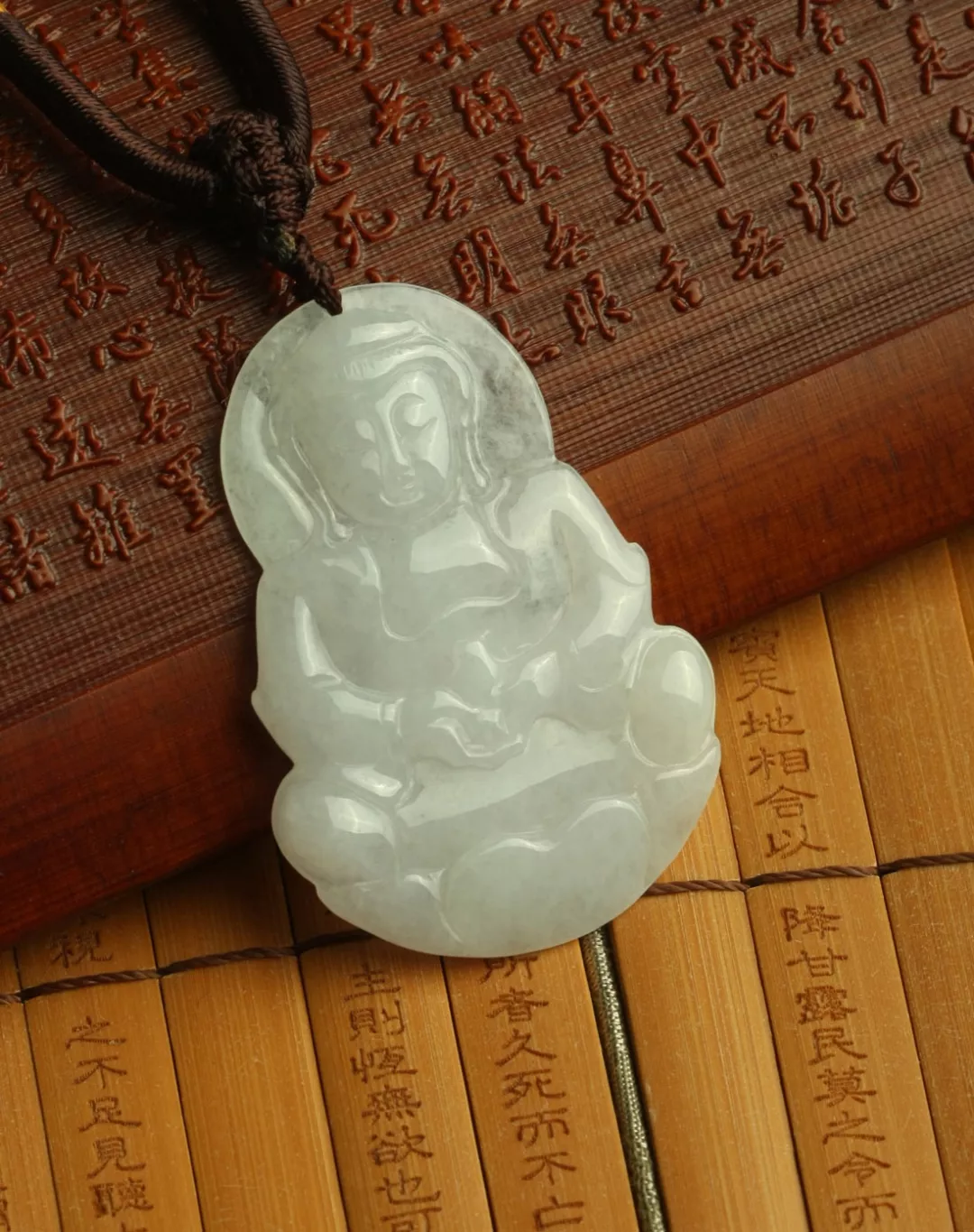 【翡翠】白色的翡翠价格贵吗？你会挑选吗？