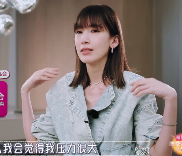 『陈若仪』陈若仪上节目连换两个名牌包,伊能静穿着却很随意!骨子里的自信