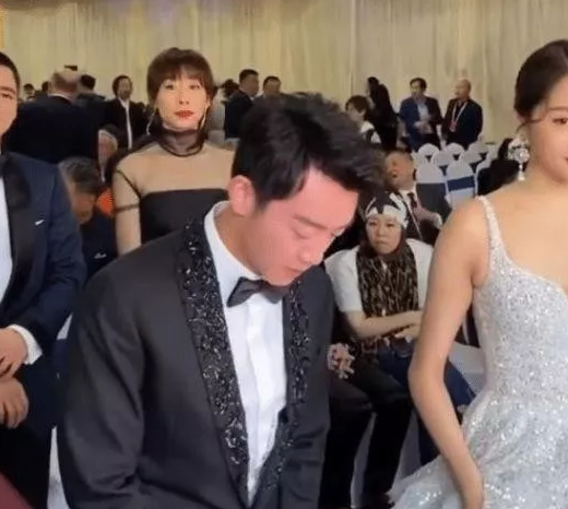 郑恺|有种“卑微”叫郑恺站错位，发现自己咖位不够时，自觉退到最后