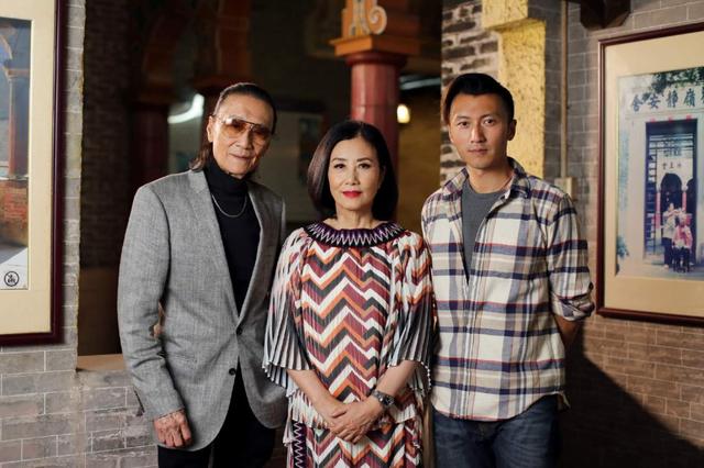 「谢贤」83岁谢贤宝刀不老，穿白色运动套装身材似超模，满脸皱纹却帅掉渣