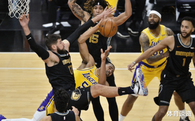 湖人队|正负值-22!湖人还给22分钟,感谢詹姆斯的特权,真铁了心培养你