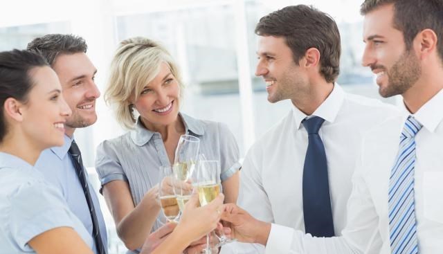 |给领导敬酒只会说“我敬您”？用好这2招敬酒词，领导喝得更痛快