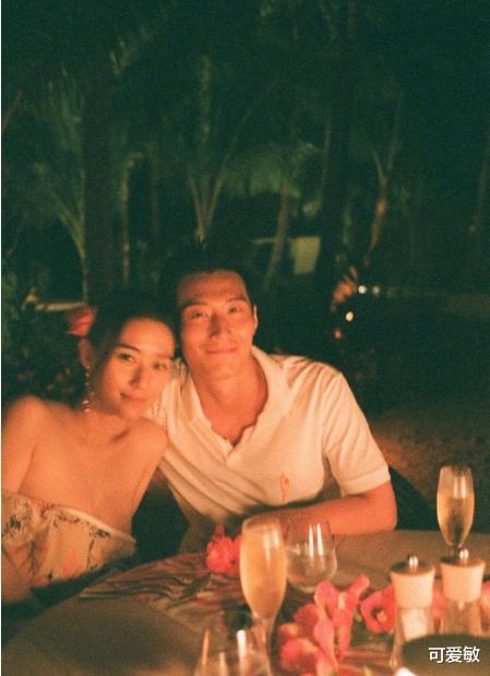 [何超莲]窦骁深夜连发17张恩爱照，画“野生马赛克”为女友何超莲遮身抢镜