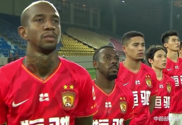 广州恒大|超级大乌龙！申花20岁国脚巨大失误，恒大笑纳大礼，全队疯狂庆祝