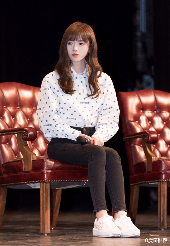 鞠婧祎|来个人管管鞠婧祎吧，穿的裙子只有薄薄一层，转身那刻太撩了