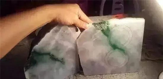 「玉雕」6公斤翡翠原石切出开后开价120万。