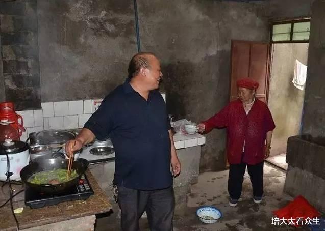 培大大看众生|妻子威逼送走婆婆，丈夫身兼三职租房养母9年，最终结局令人欣慰