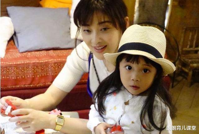 谢娜|“生了个自己”啥体验？戚薇都不算啥，梅婷女儿连黑眼圈都不放过