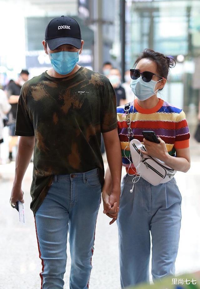 伊能静|秦昊夫妇走机场，伊能静穿彩虹衫扮嫩，罕见撩起刘海发际线太真实