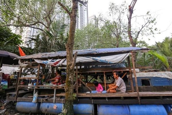 睹图|13岁女孩出生后就一直住在船上，7旬独腿父亲靠买彩票供她上学