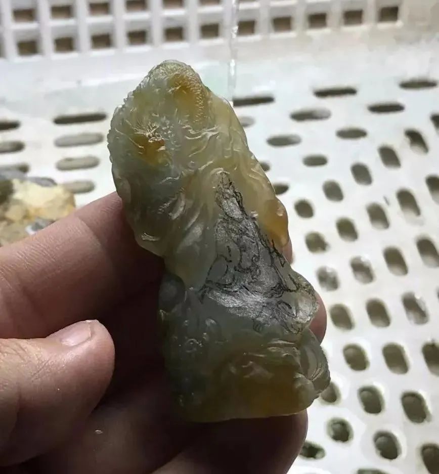 「翡翠」品相一般的大马坎翡翠原石，起货出来的成品让我惊呆了！