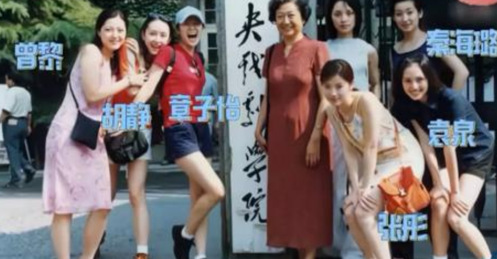 章子怡|章子怡大学旧照曝光，满脸黑痣难看，不如同班袁泉和梅婷