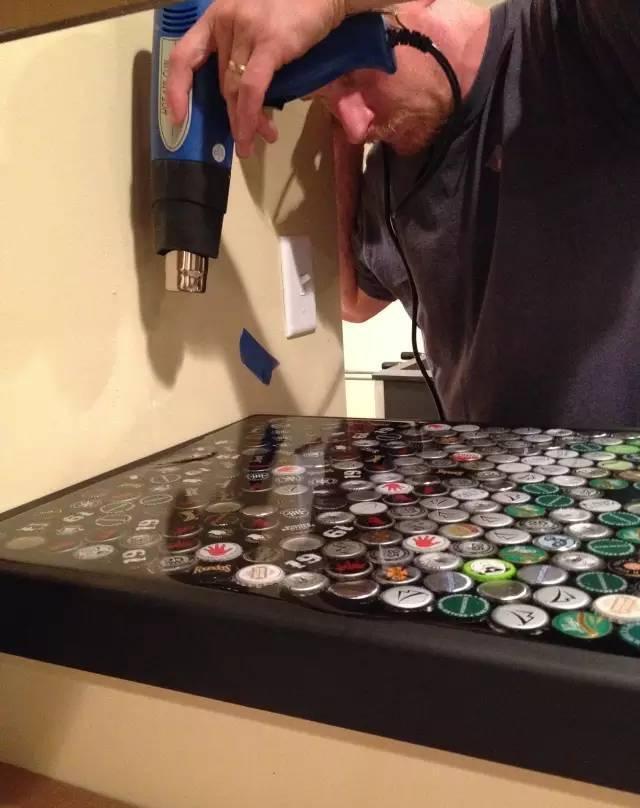 攒下2530个酒瓶盖，制作了一个别致吧台，完工后惊艳众人！