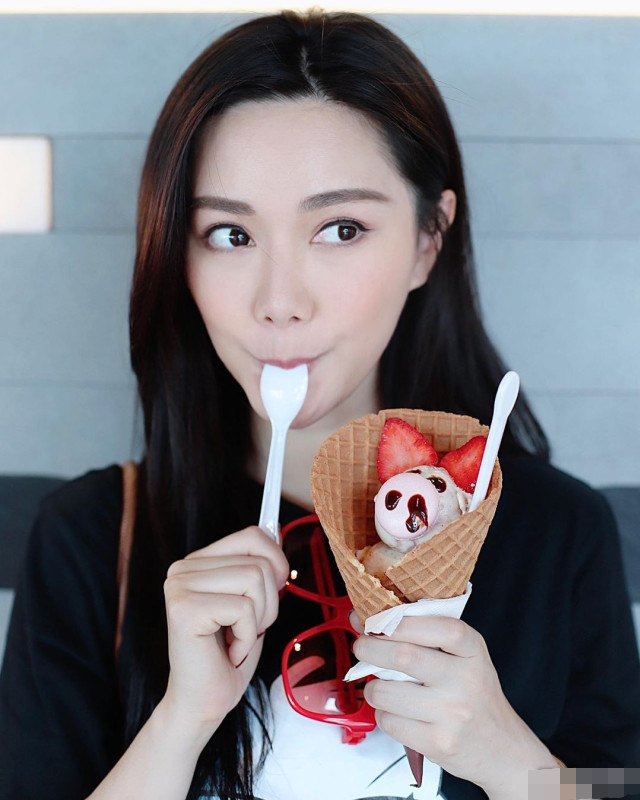 马国明|马国明汤洛雯十指紧扣买玩具太甜蜜，粉丝感叹他过往对黄心颖不够爱