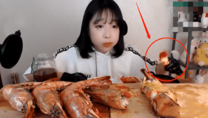 |大胃王吃15只“虎皮大虾”，掰开一看露馅了，网友：吃不起别装！