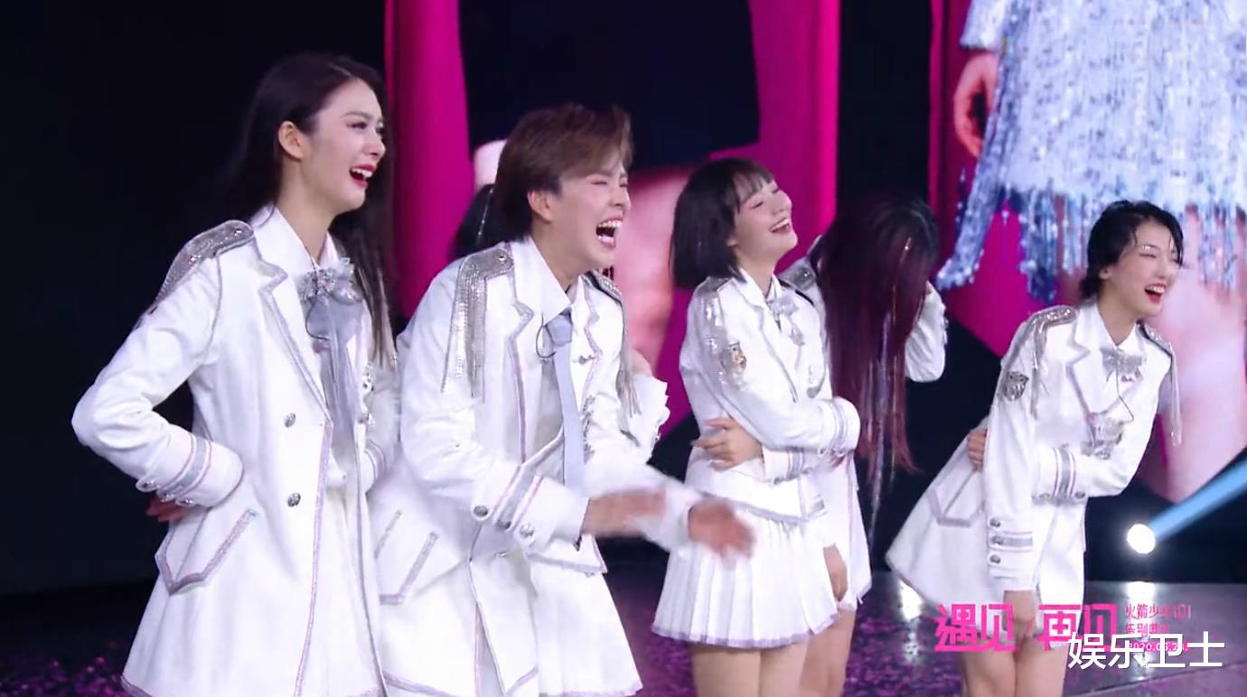 吴宣仪大笑杨超越发言杨超越痛哭6月23日晚,火箭少女101组合举办告别