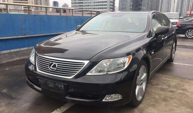 雷克萨斯|奥迪好还是雷克萨斯好：车友：二手车一个抢着买，另一个没人要