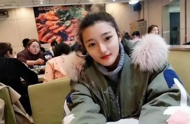 |“最嫩奶奶”走红，抱孙子出门被误认成少女，网友：还缺爷爷吗？