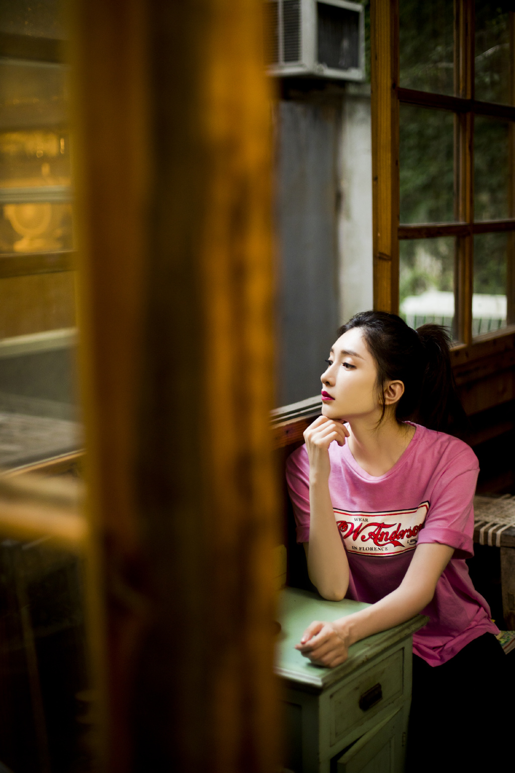 穿衣搭配|江疏影厉害了！衣服品味一般人比不过，基础款分分钟穿出高级感