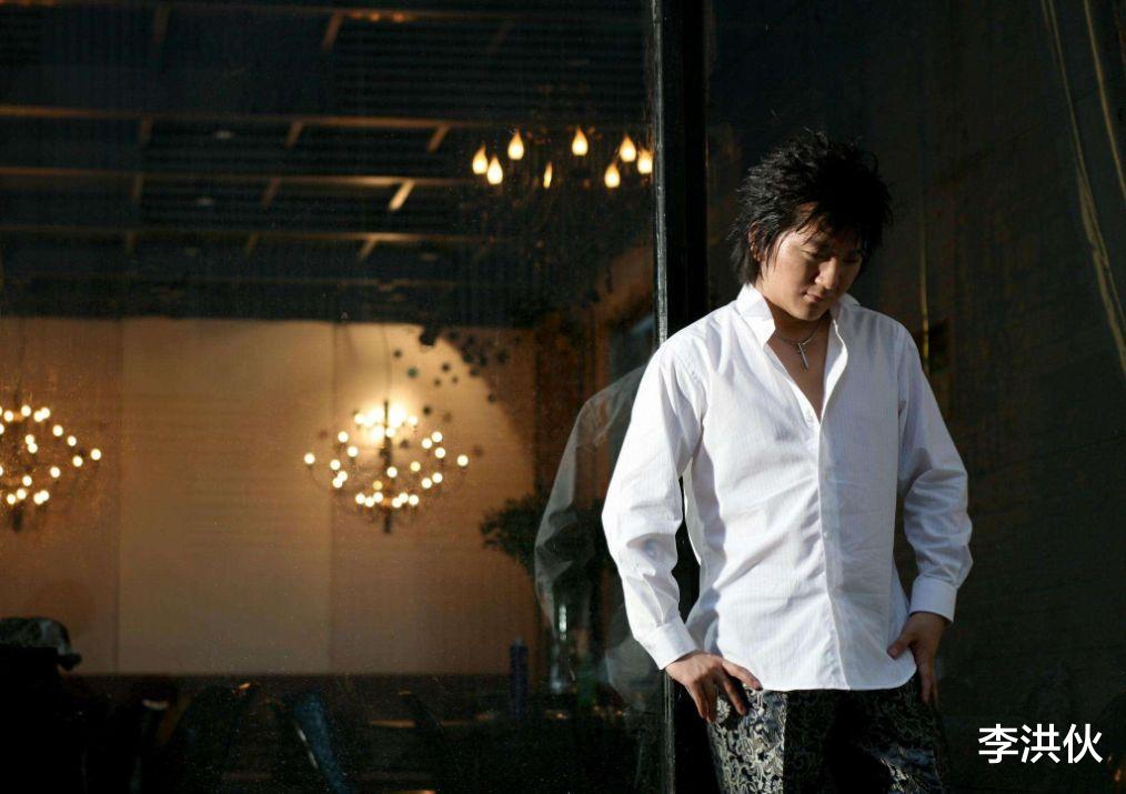 [杨臣刚]曾凭一曲爆火，被骗千万后用歌名做生意，如今又用歌名开餐厅