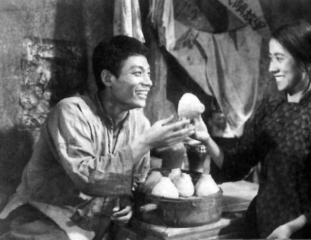 平原游击队|靠《平原游击队》成名的艺术家郭振清，78岁离世后，墓碑很特别