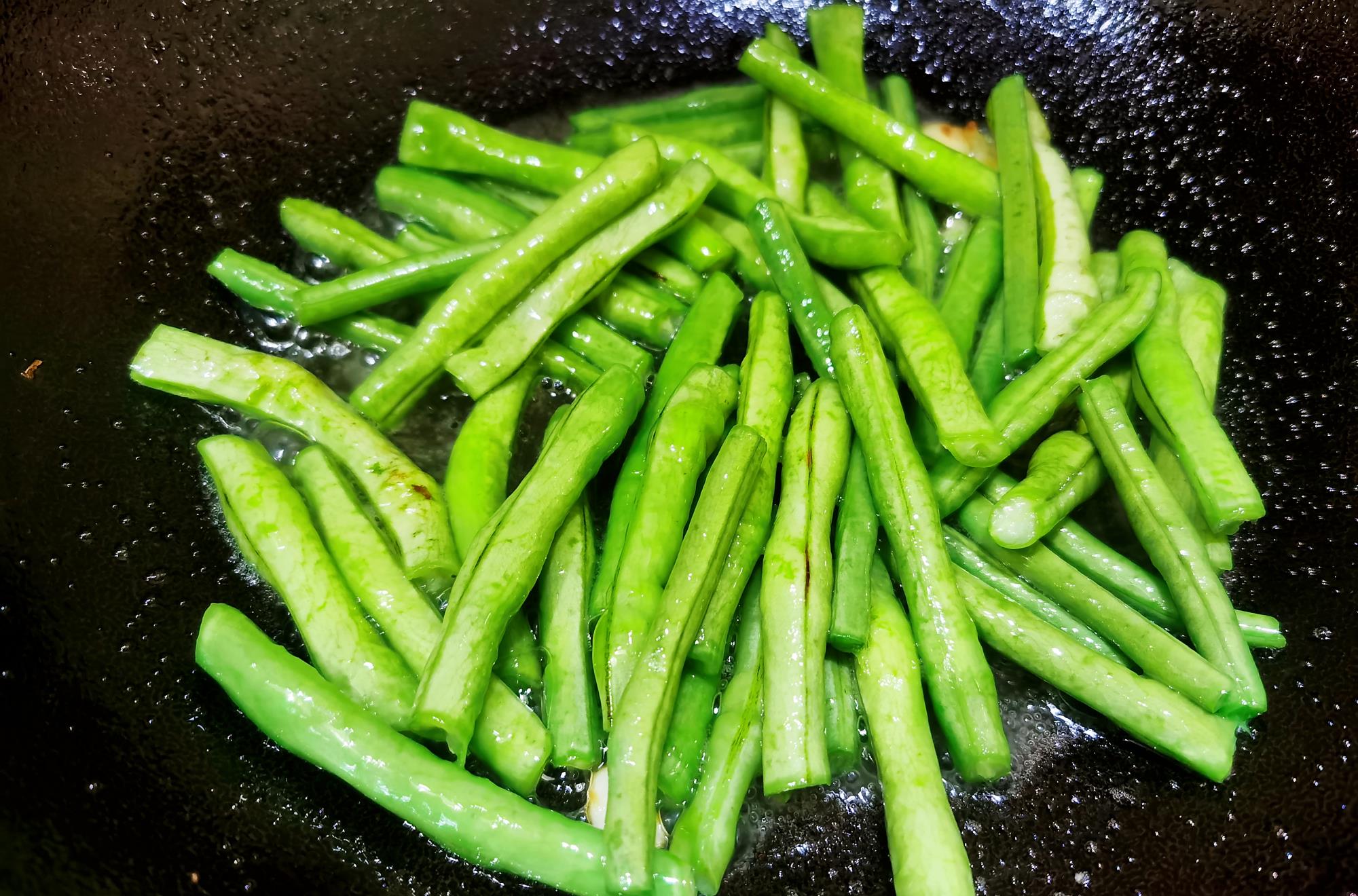 []炒豆角时，万万不要直接下锅！少了这1步，难怪豆角发黄还不入味