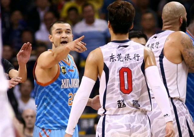 [赵睿]最大牌自由球员！京疆都在疯抢国家队后卫，朱芳雨已胜券在握