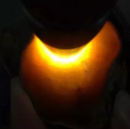 翡翠▲随手1200买着玩的翡翠原石，切开不尽人意，结局却惊艳四座！