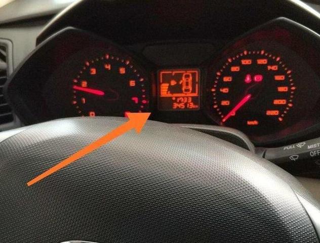 |车子一夜没熄火,第二天一看仪表盘,车主:拍照要紧!