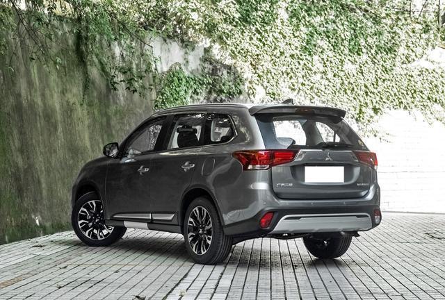 『三菱欧蓝德』正宗的日系SUV,发动机纯进口,低配就有8气囊,比CR-V还便宜