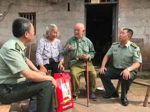 上甘岭@他一人打光400美军,战后隐姓埋名33年,因何事欠下2400元巨款?