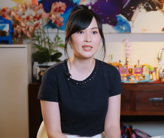 丸子头：林丽吟终于把头发挽起来，看到她丸子头的造型，哪像40岁的样子