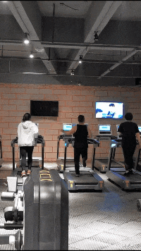 ▲“谈了9年的女友跟别人跑了，因为我没车！”哈哈哈想知道别人这是什么车？