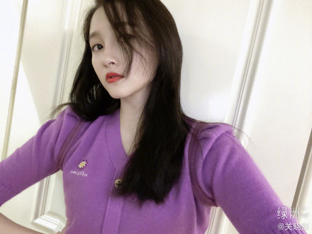 「鹿晗」鹿晗关晓彤大秀恩爱，微博晒瘦二两自拍照，网友表示又在撒狗粮