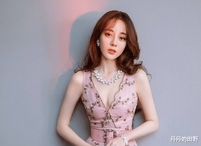 迪丽热巴|迪丽热巴裙子意外下滑，本以为会往上提，结果令网友尖叫！