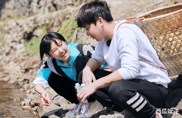 「张婧仪」《向往的生活》首期合照，张婧仪和张子枫坐一起，谁留意彭昱畅？