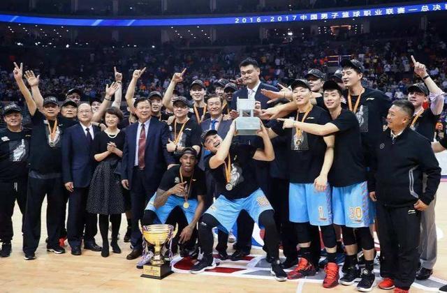 [新疆男篮]他是篮球圈最富有老板！身价近500亿，曾给周琦开出2000万年薪