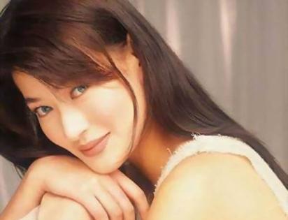 #何炅#17岁被母亲逼去当艳星，本可靠周星驰翻身却被命运捉弄，享年29岁