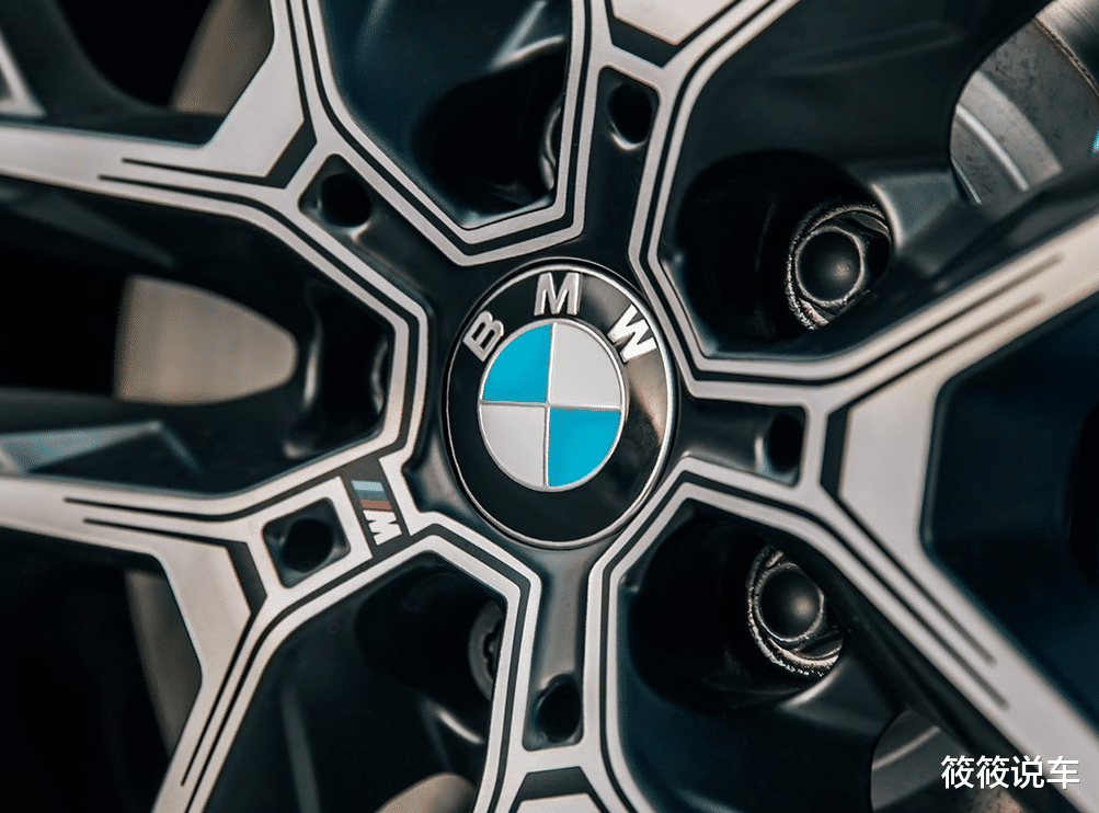 「宝马2系」宝马再出“小野兽”！比奔驰C级还气派，配无框门，2.0T爆306马力