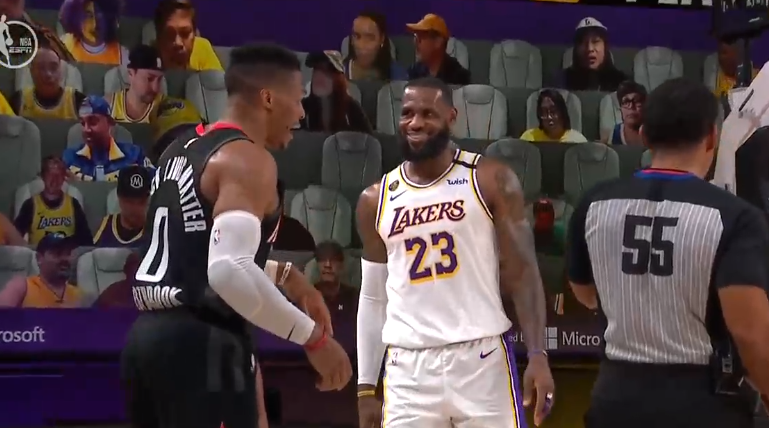湖人队|老詹紧抱大胡子！湖人4-1晋级后，詹皇熊抱浓眉咧嘴大笑并一起离场