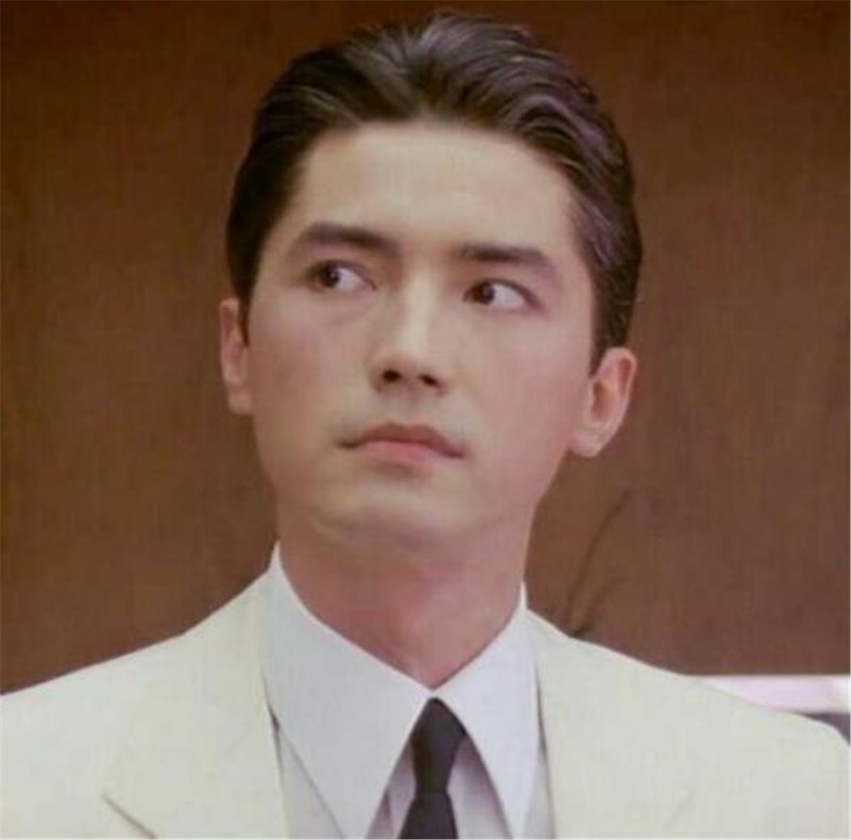 尊龙|尊龙的“盛世美颜”堪称一绝！68岁了，依旧是人间贵公子