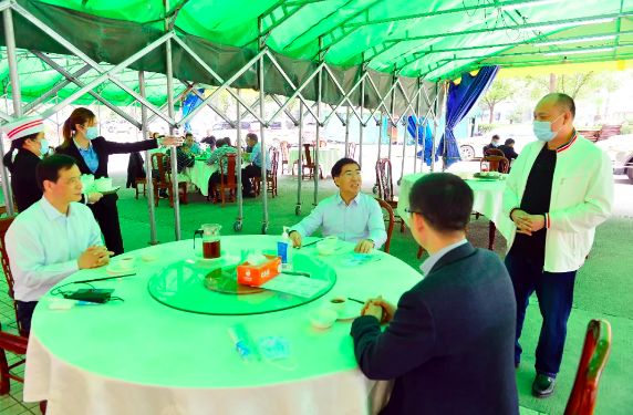 「身份证」市委书记、市长带头“下馆子”!网友被这波“站台”馋哭了!