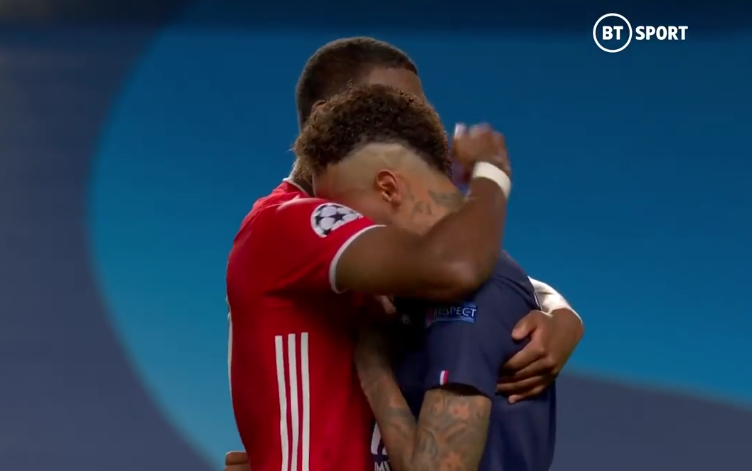 拜仁慕尼黑|太震撼！莱万跪地仰天怒吼，欧冠奖杯第6次刻上拜仁，眼泪在飞