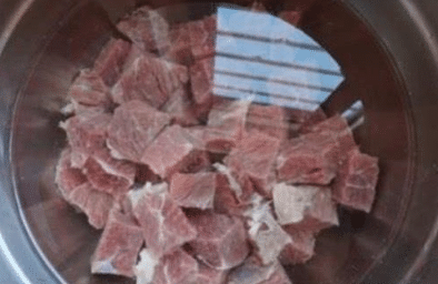 牛肉：为何牛肉越焯水越脏？40年大厨说漏嘴，只需1招脏东西就能跑出来