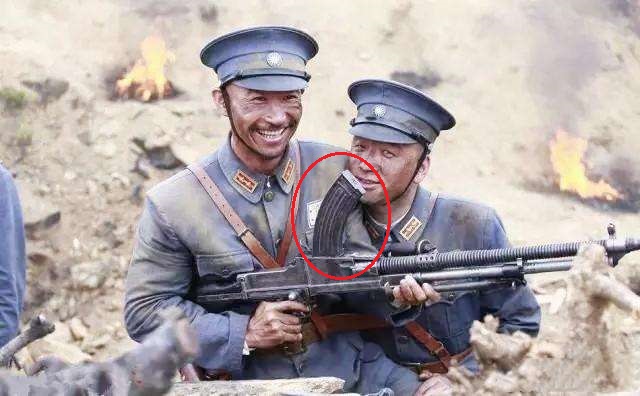 『机枪』抗战机枪弹匣是弯的还是直的？为什么电视剧里频频用错？