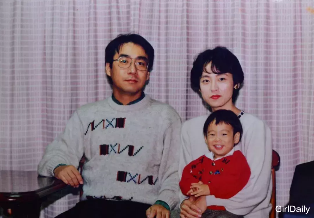 「东京大学」日本小哥复读一年,终于等到东京大学录取通知书,拆开一看是他妈的